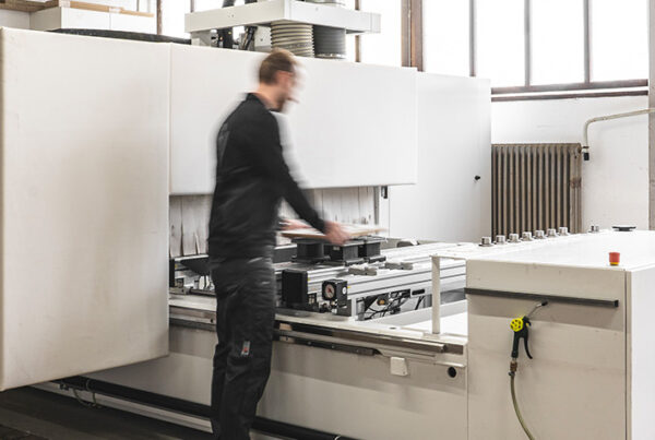 CNC-Maschine mit Tischler